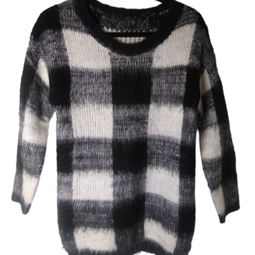 Buffalo Check Fuzzy Sweater Size Large 28" Length Black White Wool Blend EUC
